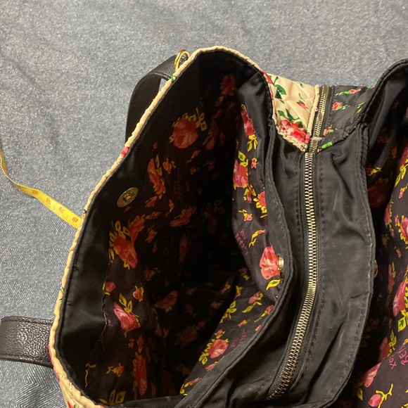 Betsy    Johnson  Beautiful travel bag 2 handl many interior inside - Picture 9 of 12